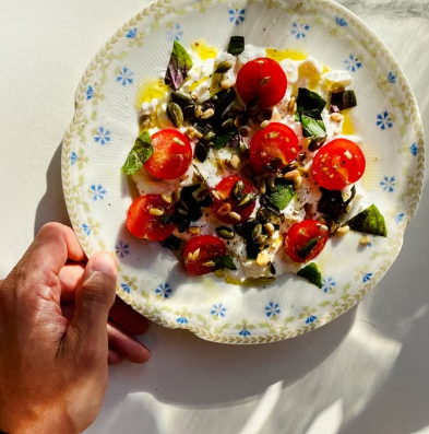 Burrata con tomates cherry, albahaca y semillas