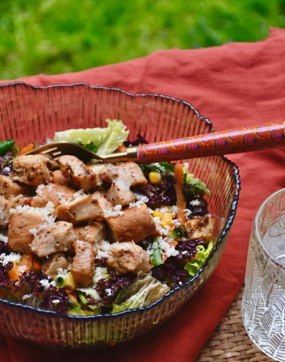 Bowl de pollo con vegetales coloridos