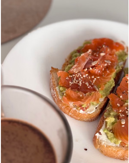 Tostadas con aguacate y salmón ahumado, con café